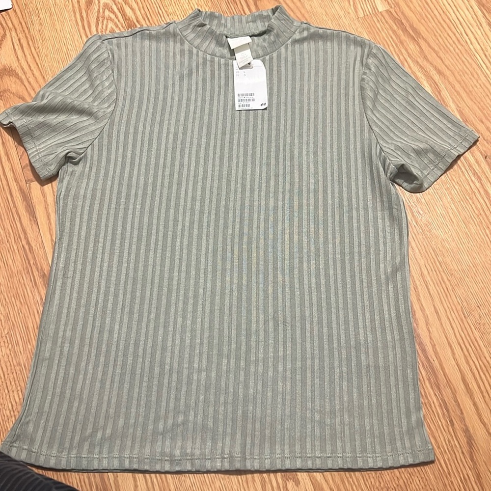 Green short sleeve shirt